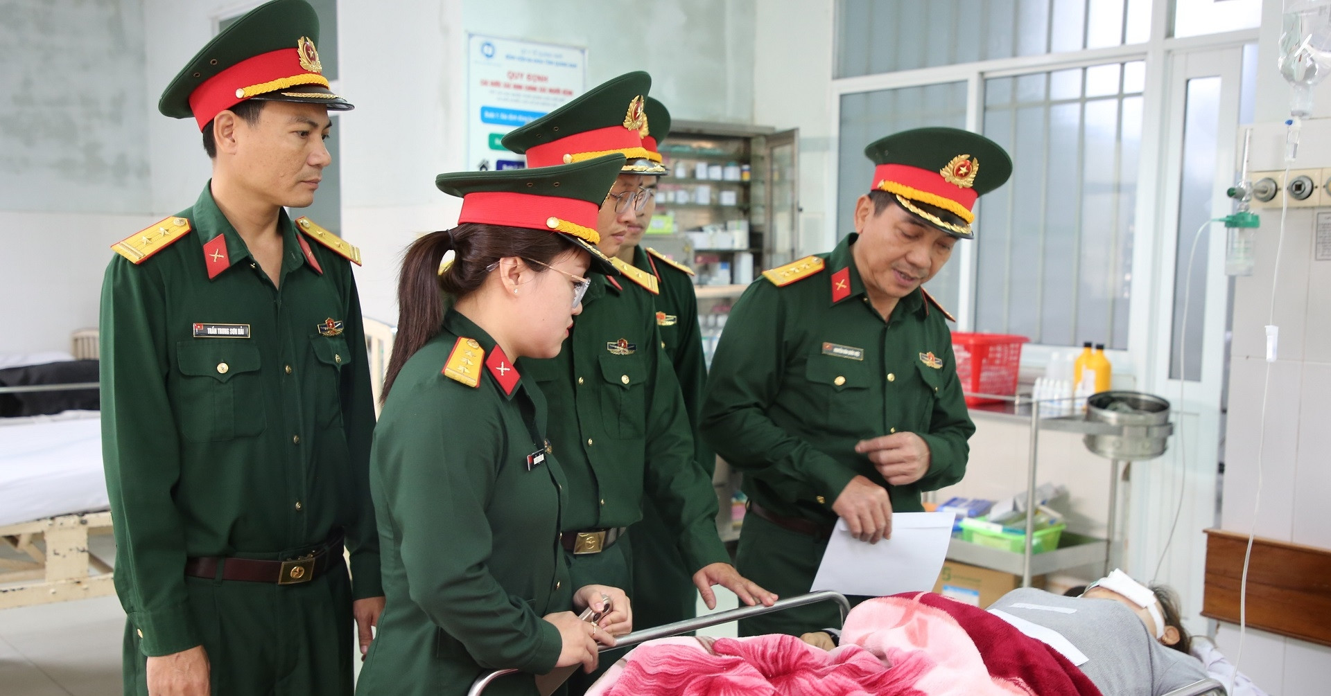 Vụ xe chở gia đình đi đám cưới về gặp nạn trên ...