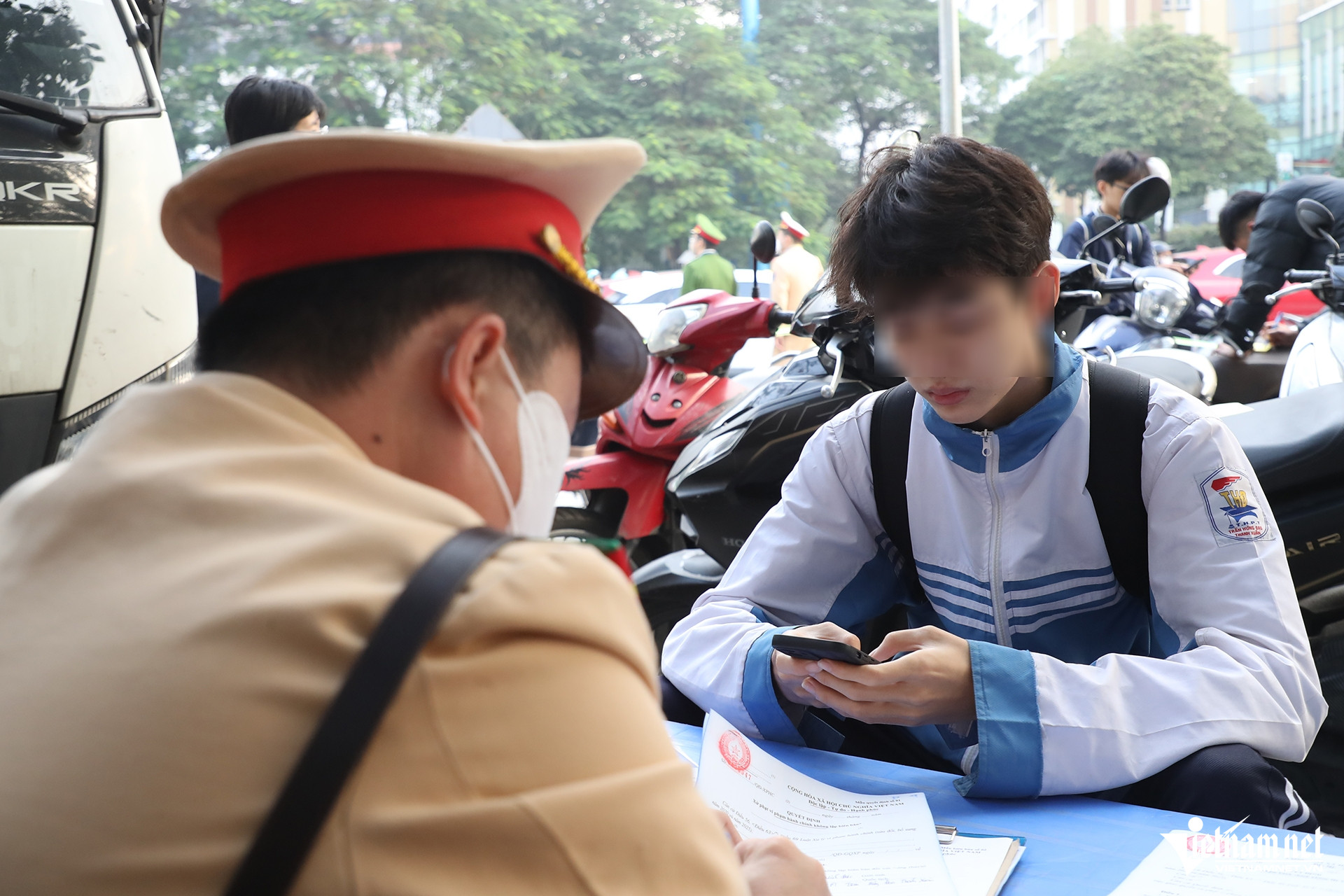 W-di nguoc chieu 8 sao chép.jpg