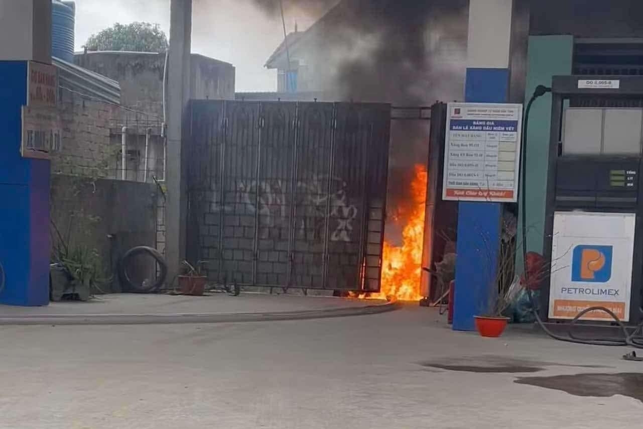 Cây xăng ở Nghệ An bất ngờ bốc cháy khi đang tiếp nhiên liệu