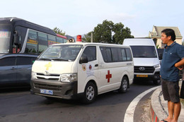 Tắc lối vào cao tốc Phan Thiết - Dầu Giây, lái xe cứu thương xuống xe xin nhường đường