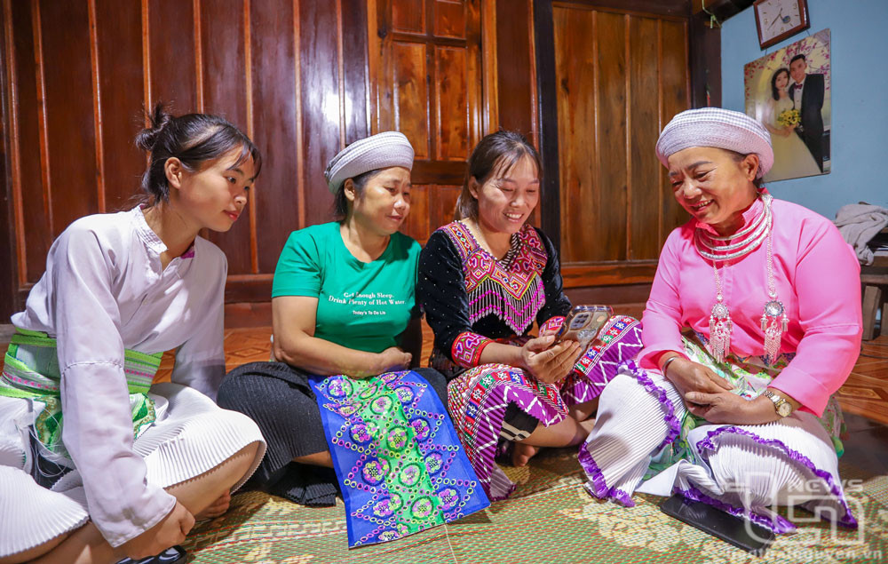 Với hạ tầng mạng Internet rộng khắp, người dân xóm Lân Quan (xã Tân Long, Đồng Hỷ) đã được tiếp cận với Internet không dây 4G ngay tại trung tâm xóm.