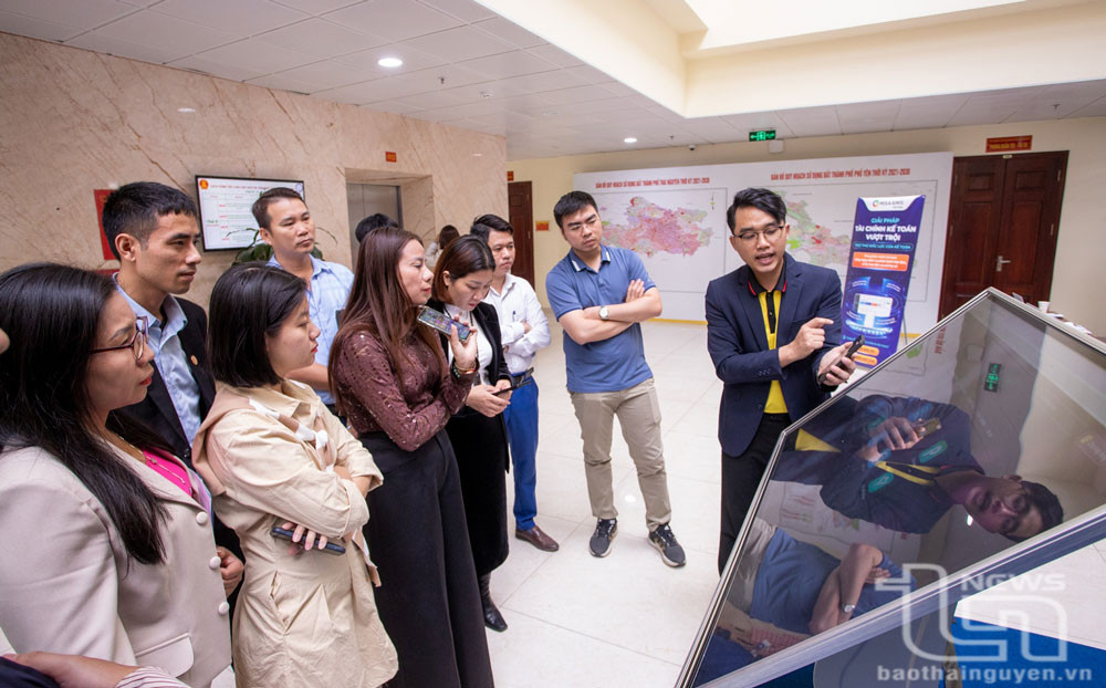 Năm 2025, ngành Thông tin và Truyền thông tổ chức nhiều hoạt động kết nối, giới thiệu giải pháp công nghệ thông tin tới các cơ quan, doanh nghiệp và người dân trong tỉnh. Trong ảnh, nhân viên Công ty CP Misa giới thiệu giải pháp phần mềm quản trị doanh nghiệp cho đại diện các doanh nghiệp trong tỉnh