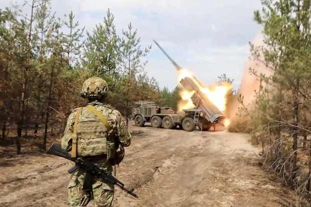 Ukraine phá hủy sở chỉ huy của Nga ở Kursk, tấn công nhà máy lọc dầu chủ chốt