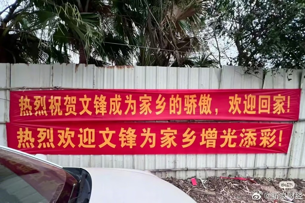 Về nhà ăn Tết, nhà sáng lập DeepSeek được chào đón như người hùng