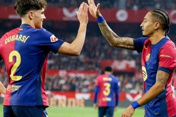 Barca thắng to khiêu chiến Real Madrid, Flick 'thưởng' nóng dàn sao