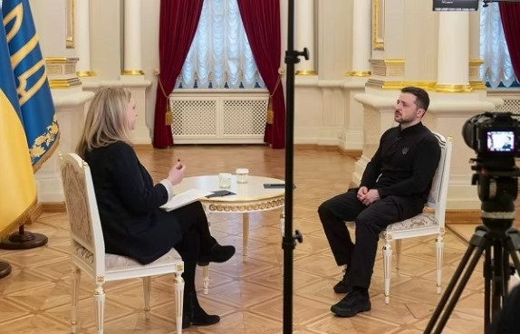 Tại sao Tổng thống Zelensky không bãi bỏ thiết quân luật để tổ chức bầu cử?