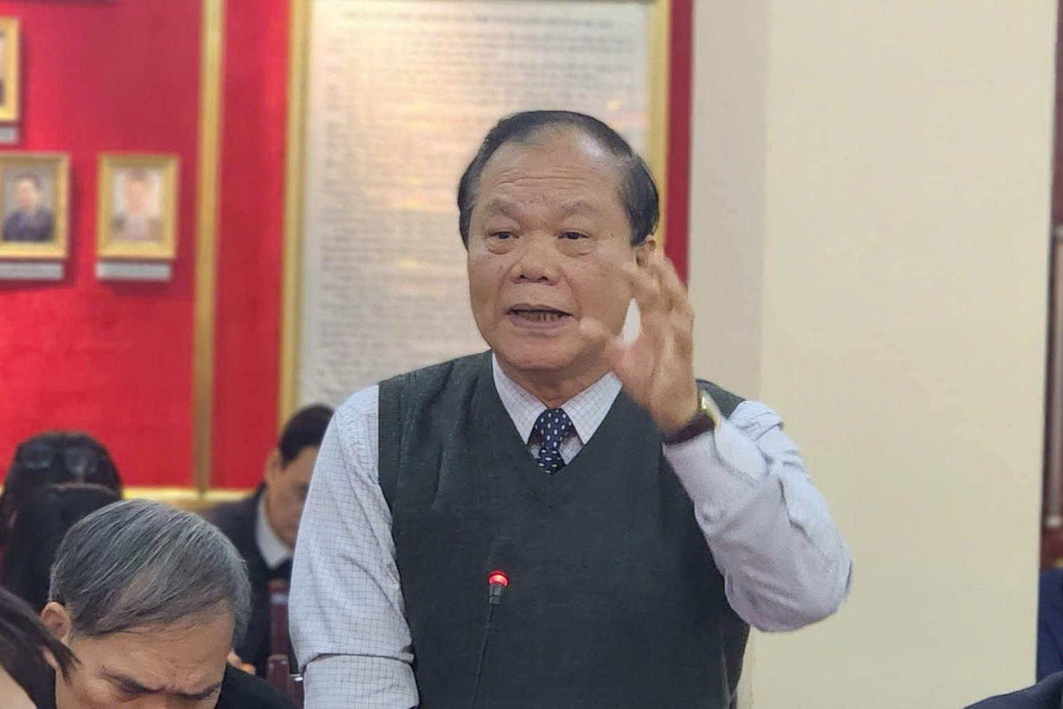 'Chính phủ không thể lo từng cái kim, sợi chỉ từ Hà Nội đến Cà Mau'