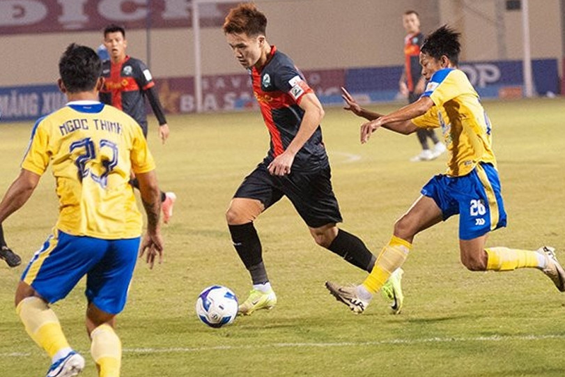 Hoàng Đức thoát chấn thương nặng, HLV Kim Sang Sik thở phào