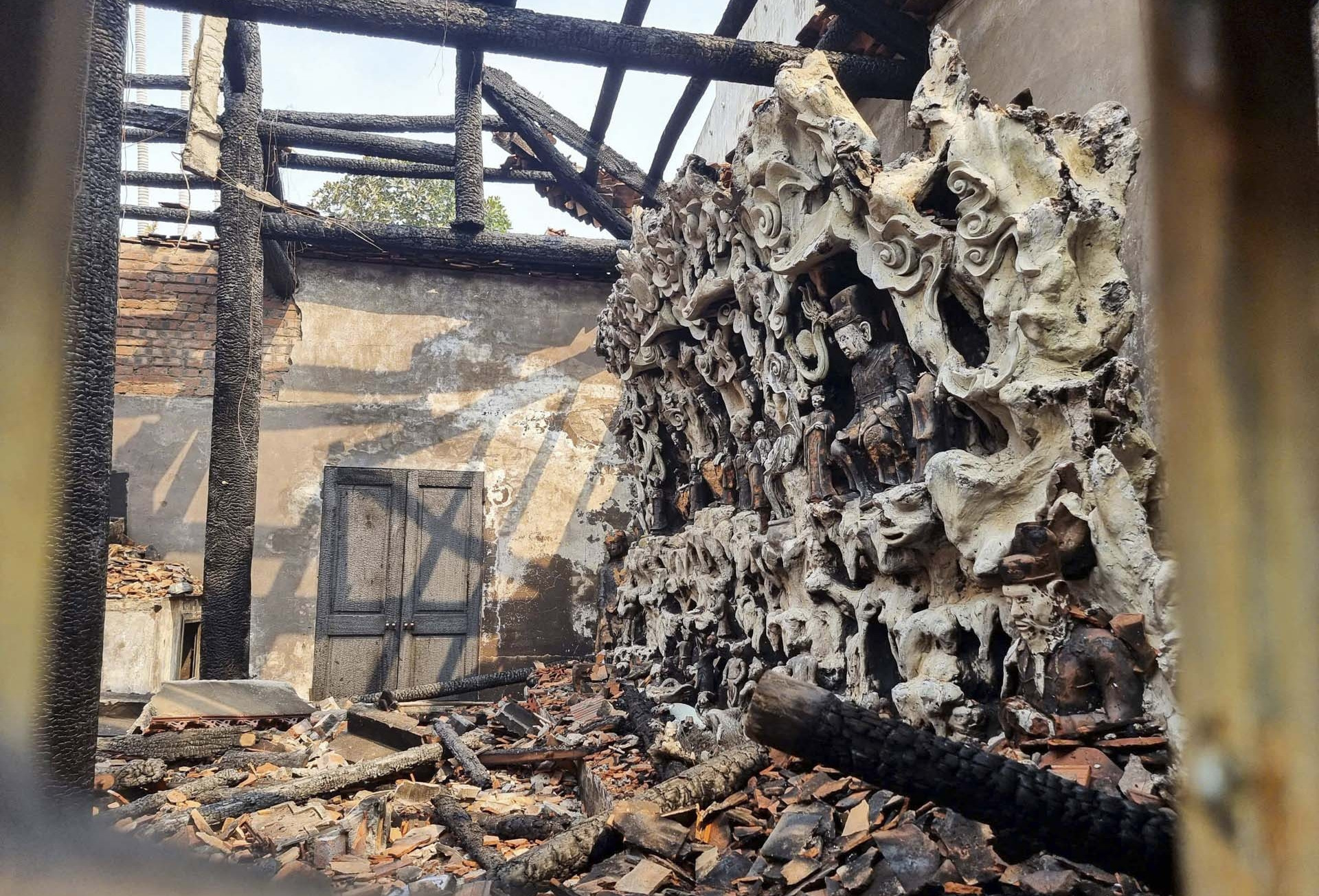 Khung cảnh hoang tàn sau vụ cháy chùa Vẽ 300 tuổi ở Bắc Giang