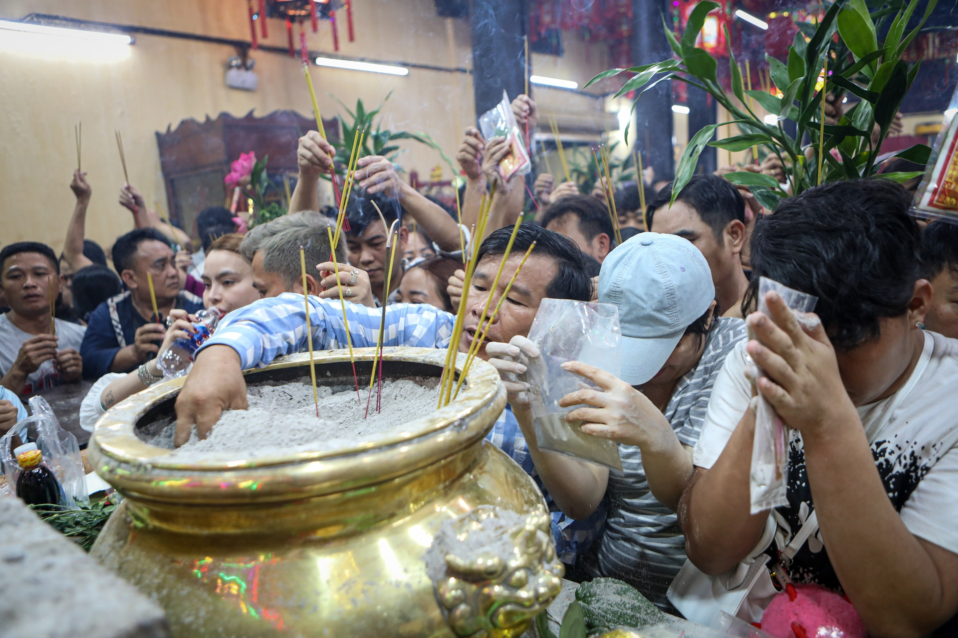 Chen chân bốc tro cầu may ở lễ hội chùa Bà trong đêm khuya