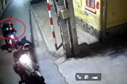 Công an truy tìm 3 đối tượng chặn đầu xe, cướp túi xách của cô gái ở Hà Nội