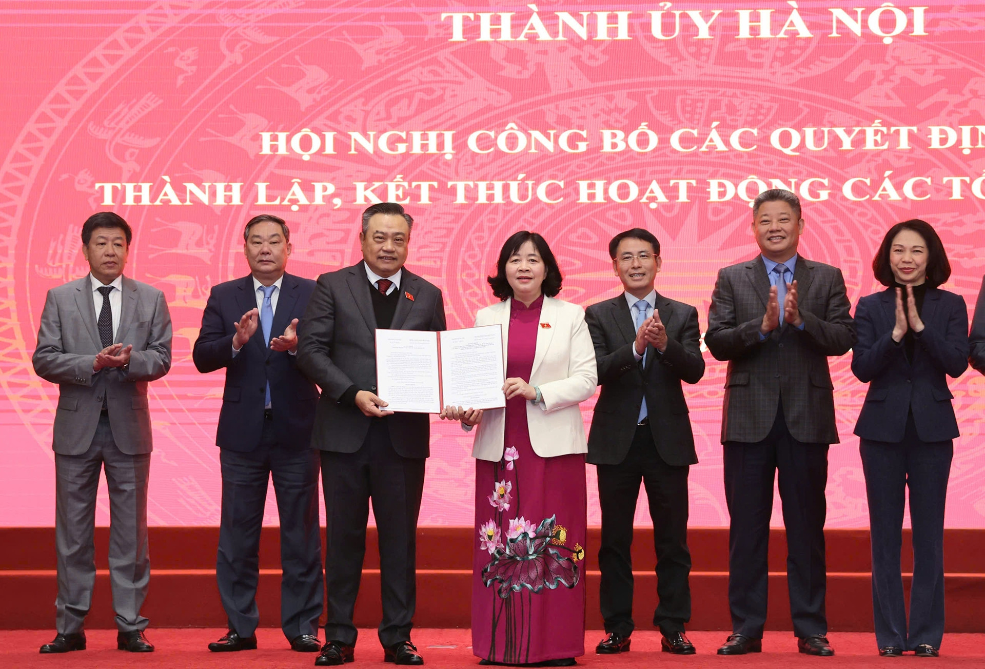 Hà Nội công bố các quyết định về công tác cán bộ, thành lập 2 Đảng bộ mới