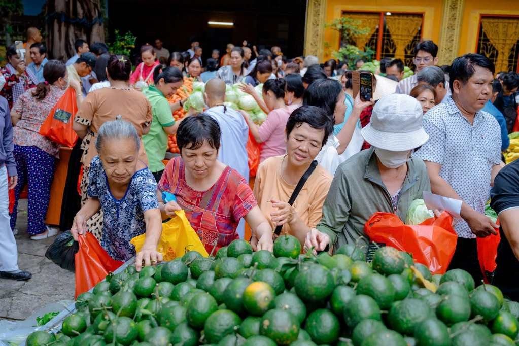 Người dân TPHCM nô nức đi siêu thị 0 đồng ở ngôi chùa Khmer