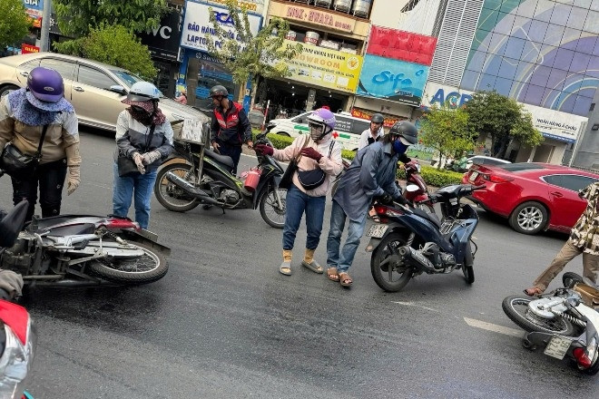 Nhớt loang cả trăm mét trên đường làm người đi xe máy ngã dúi dụi