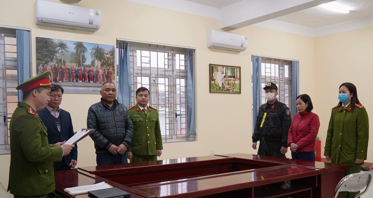 thi hanh lenh bat bi can de tam giam doi voi phung thi sim de phuc vu cong tac dieu tra.jpg