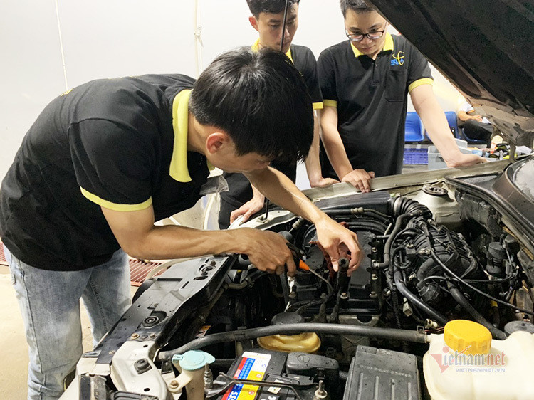 ve sinh bugi o to.jpeg