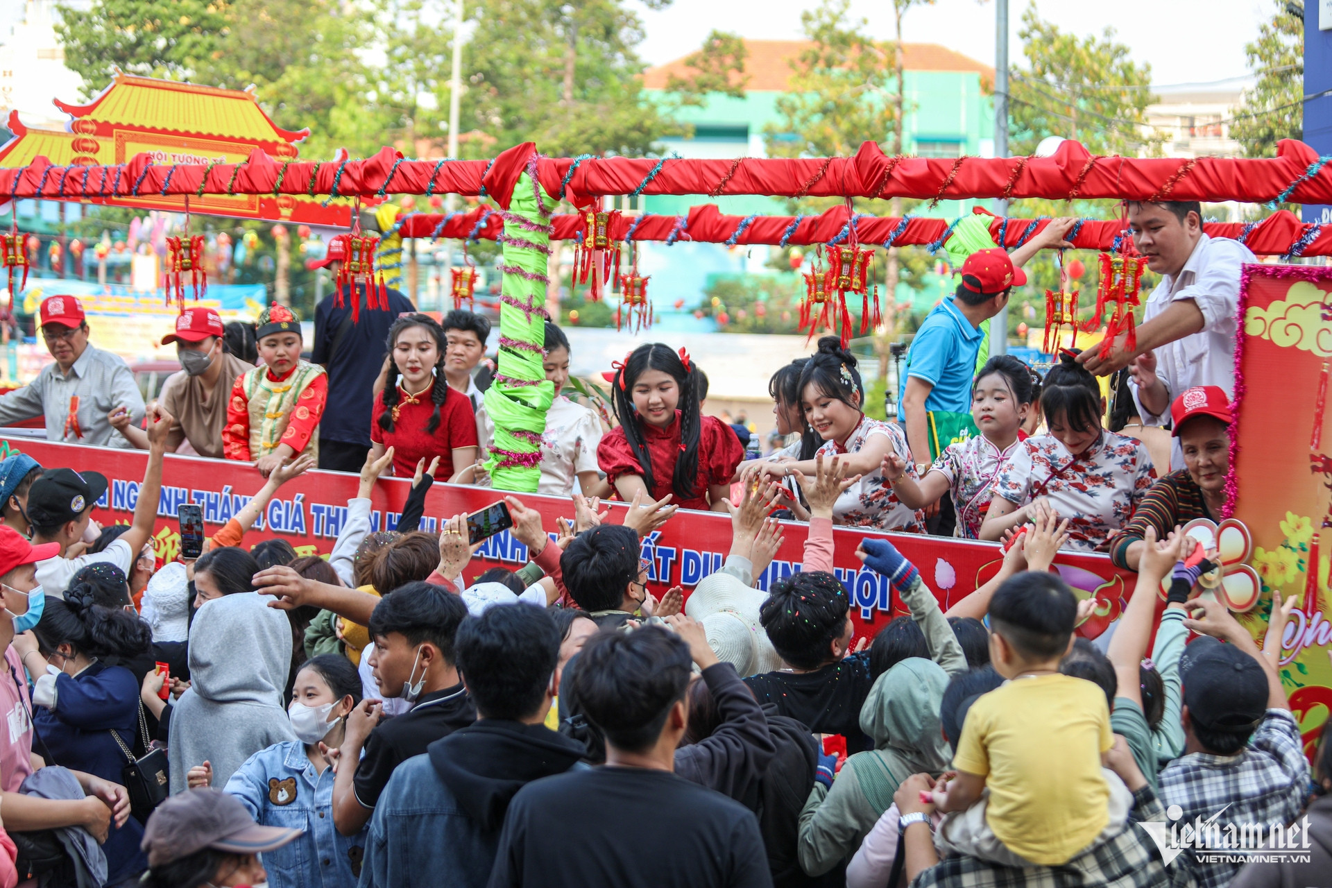 W-lễ hội chùa Bà, Bình Dương.jpg