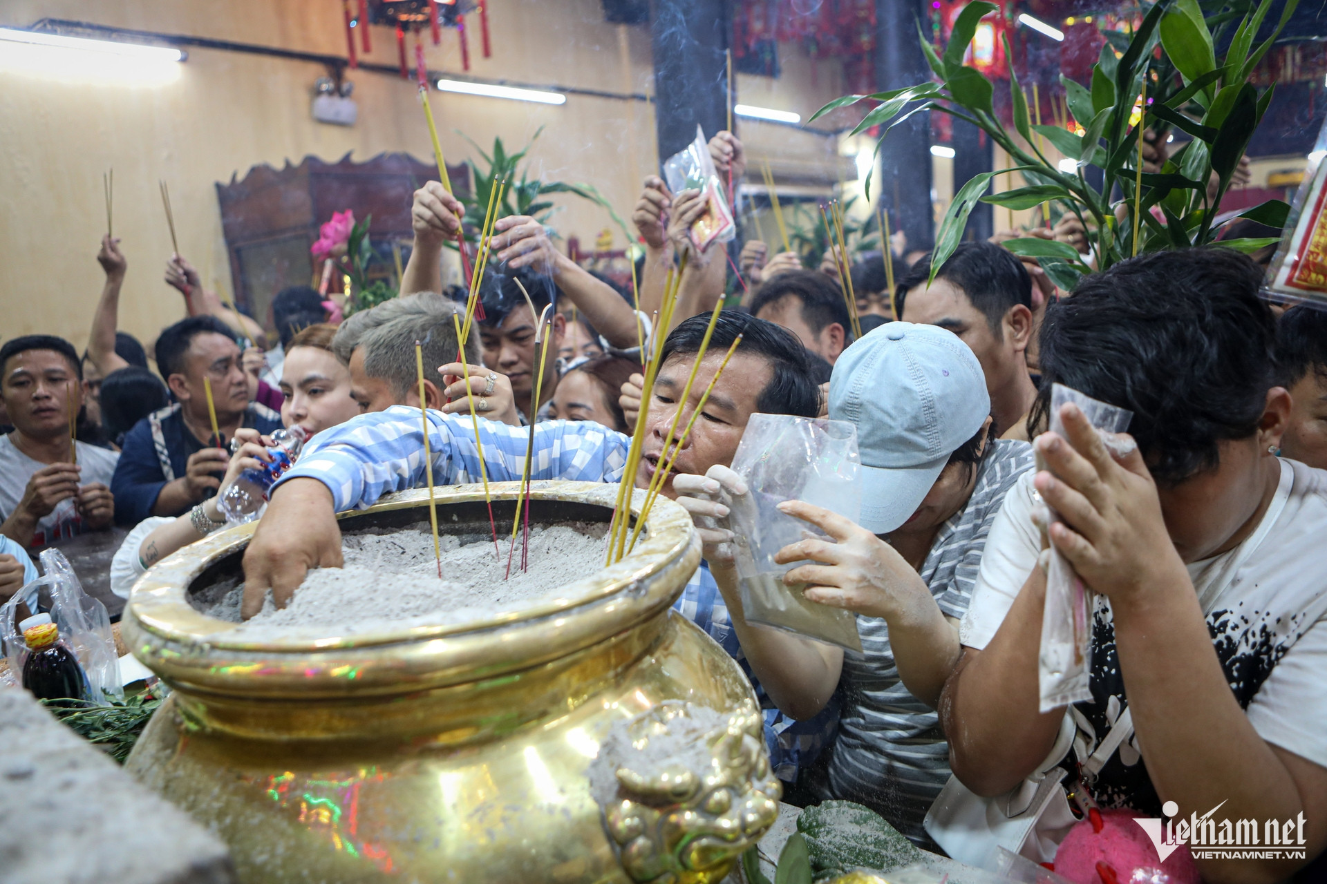 W-lễ hội chùa bà Bình Dương.jpg