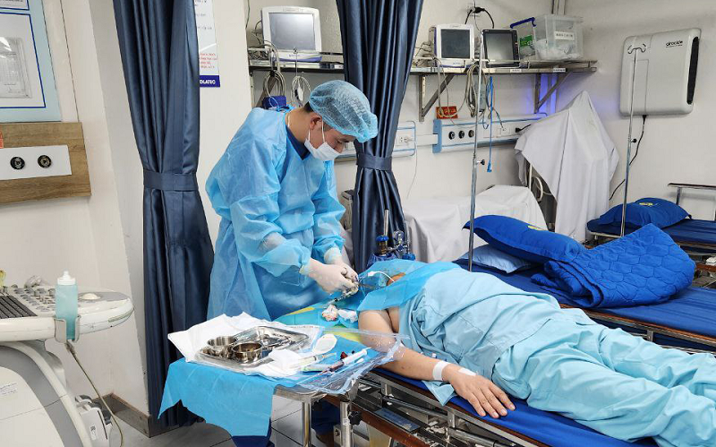 2 kham si thuc hien tham kham.png