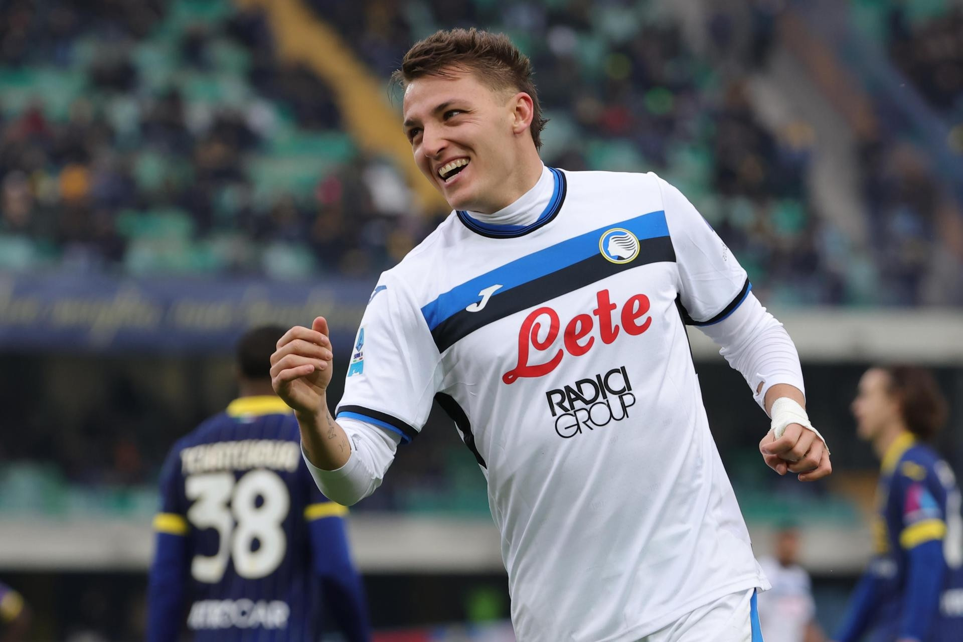 Tin tức về chuyển nhượng 13/2: MU tranh Retegui, Barca lấy Van Dijk