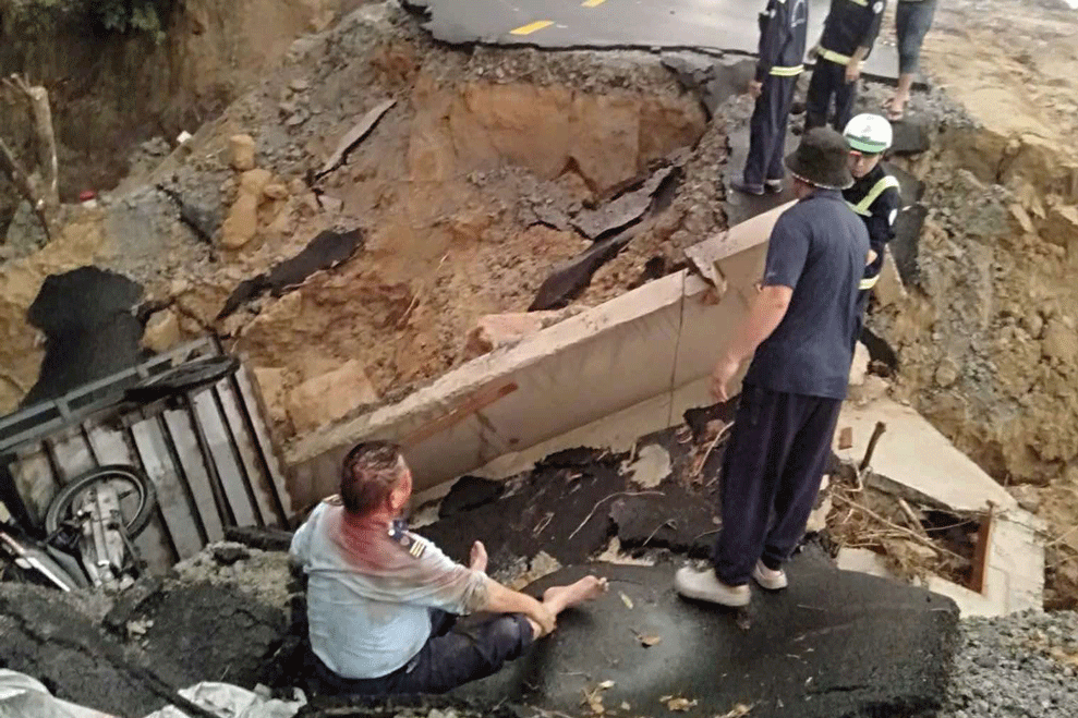 Bất ngờ lọt 'hố tử thần' trên đường, 2 người đàn ông ở Bình Dương bị thương