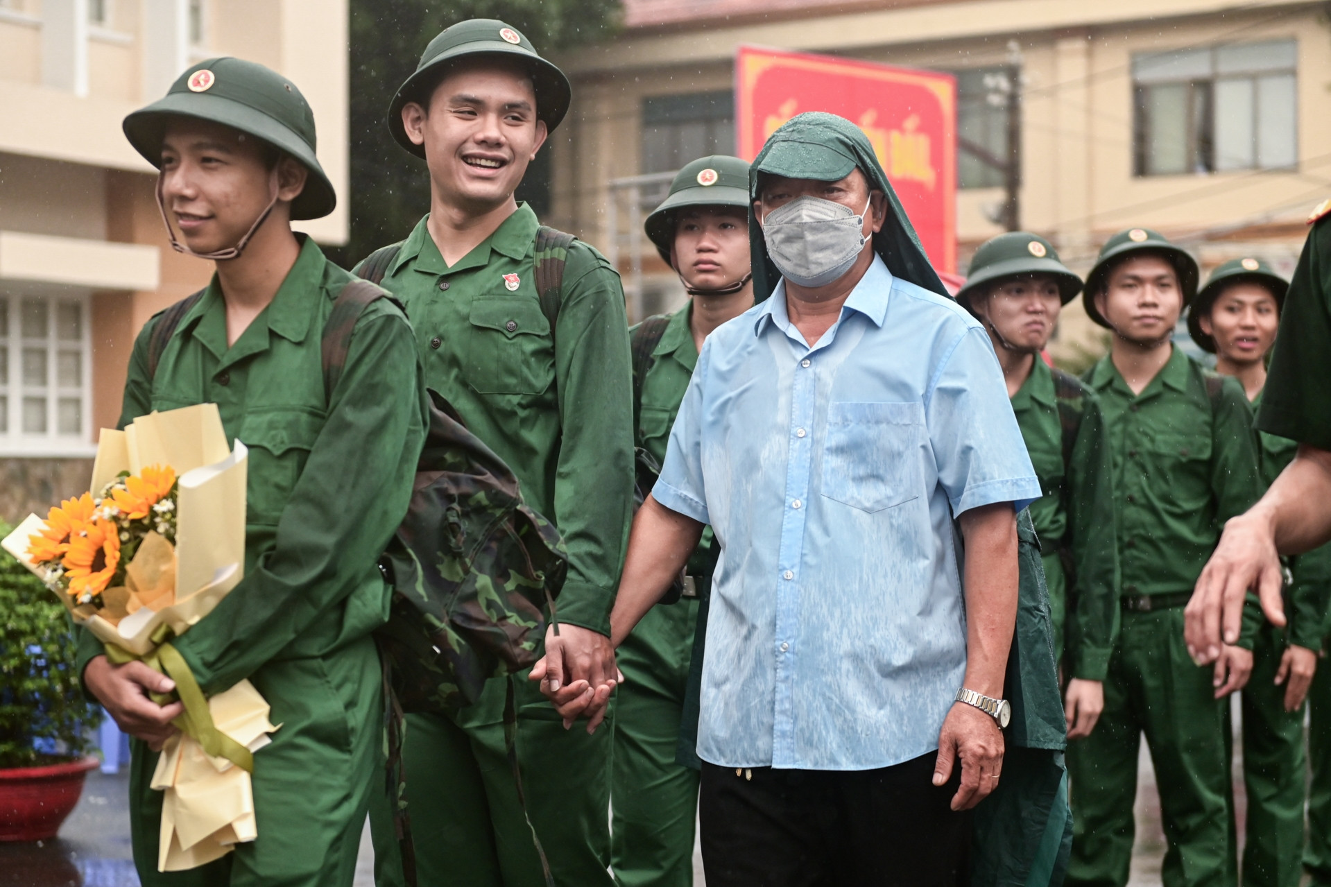 Cha nắm chặt tay con, lưu luyến trong ngày tòng quân