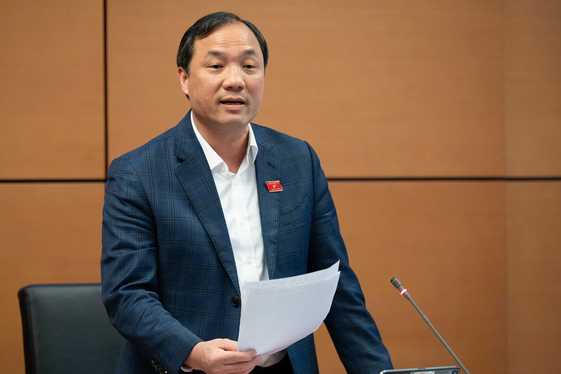 Cùng tuổi nghỉ hưu sớm nhưng bên này được hưởng tiền lớn hơn bên kia