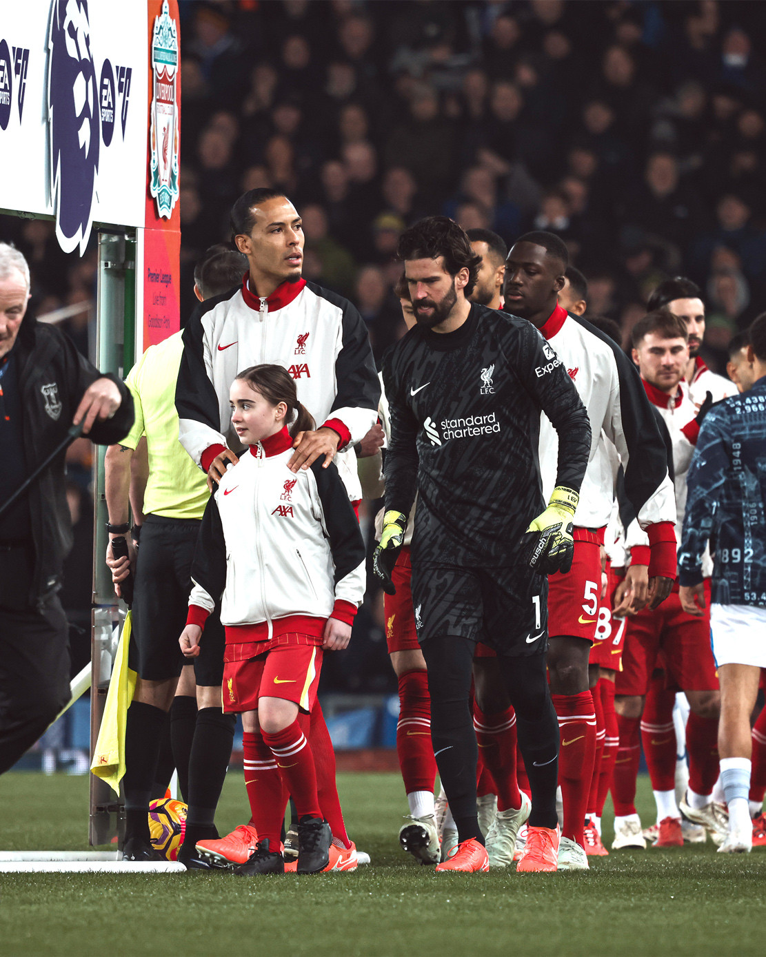 Liverpool đánh rơi chiến thắng trên sân Everton GjnG45qW0AAFAav.jpg