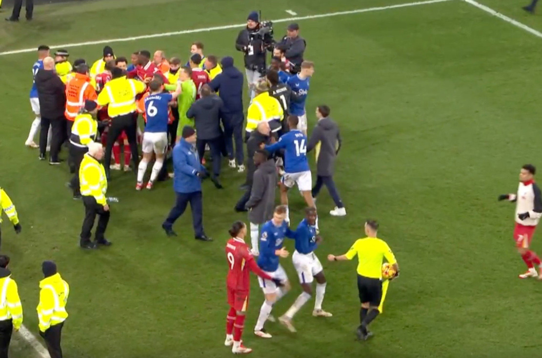 Liverpool đánh rơi chiến thắng trên sân Everton GjnjVBNaIAEUSbi.jpg