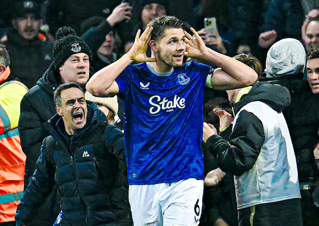 Liverpool đánh rơi chiến thắng trên sân Everton GjnkawRWgAAsLcx.jpg