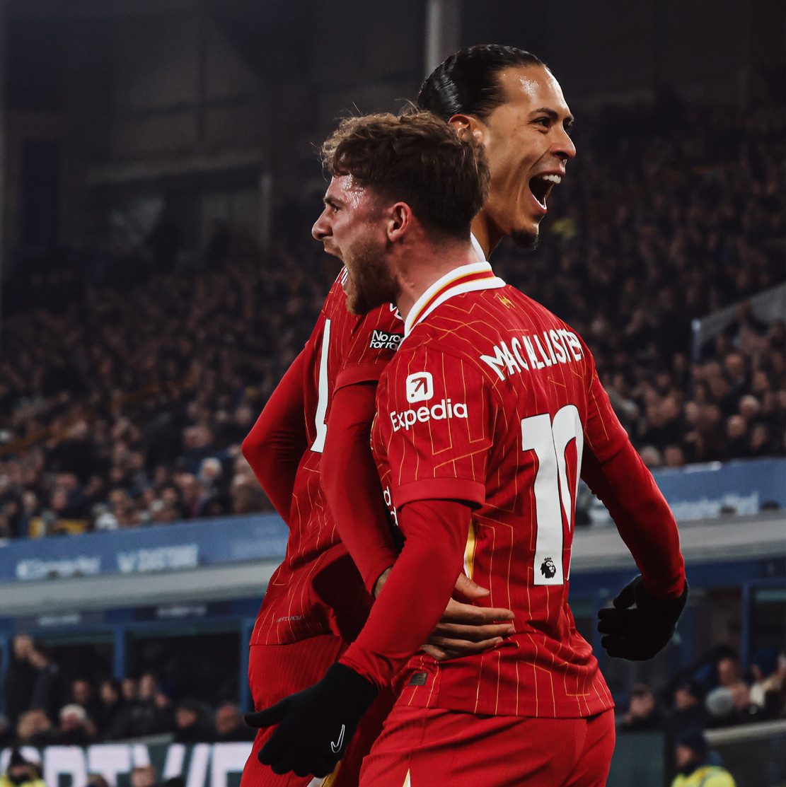 Liverpool đánh rơi chiến thắng trên sân Everton GjnKPU6W8AEXIpC.jpg