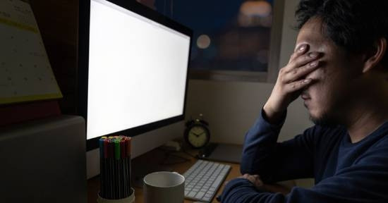 Thức xuyên đêm, đồng tử của người đàn ông biến dạng thành hình “cánh hoa”