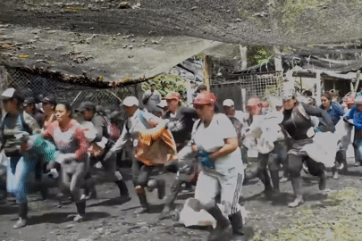 Cuộc đua &amp;apos;săn kho báu&amp;apos; khốc liệt bên trong mỏ ngọc lục bảo lớn nhất thế giới