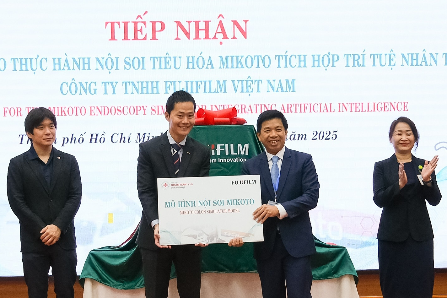 Fujifilm tặng mô hình mô phỏng thực hành nội soi cho Bệnh viện Nhân dân 115