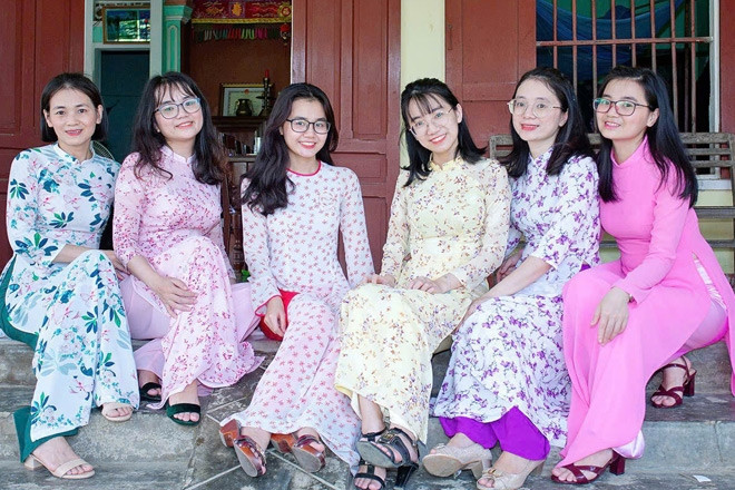 Bố mẹ ở Quảng Ngãi có 6 con gái giỏi, xinh, luôn nhất quán 3 điều trong nuôi dạy