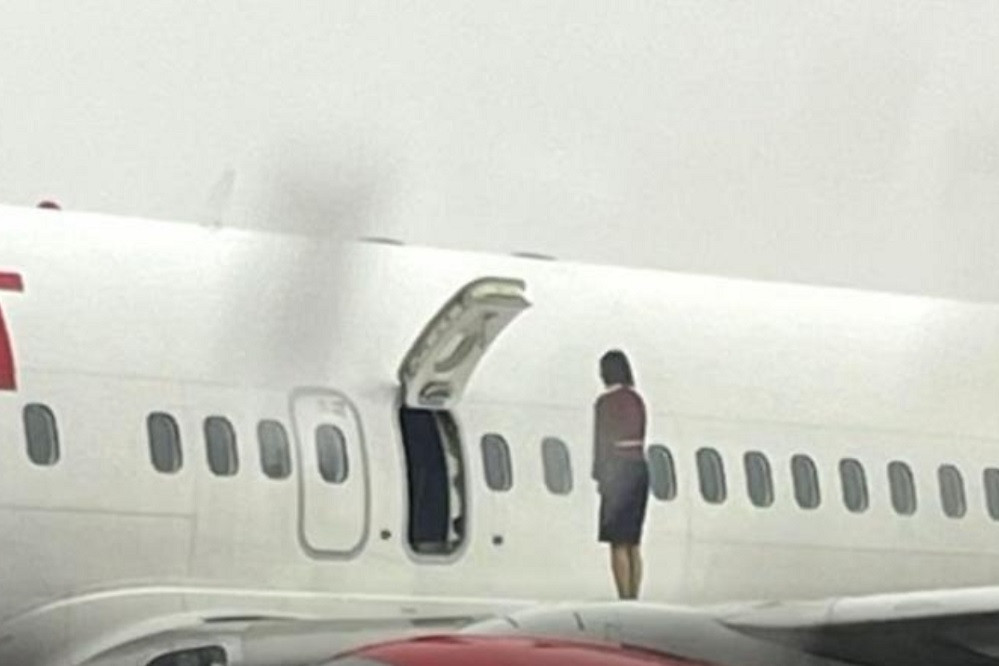 Hãng hàng không Hàn Quốc bị chỉ trích vì để tiếp viên chụp ảnh trên cánh máy bay