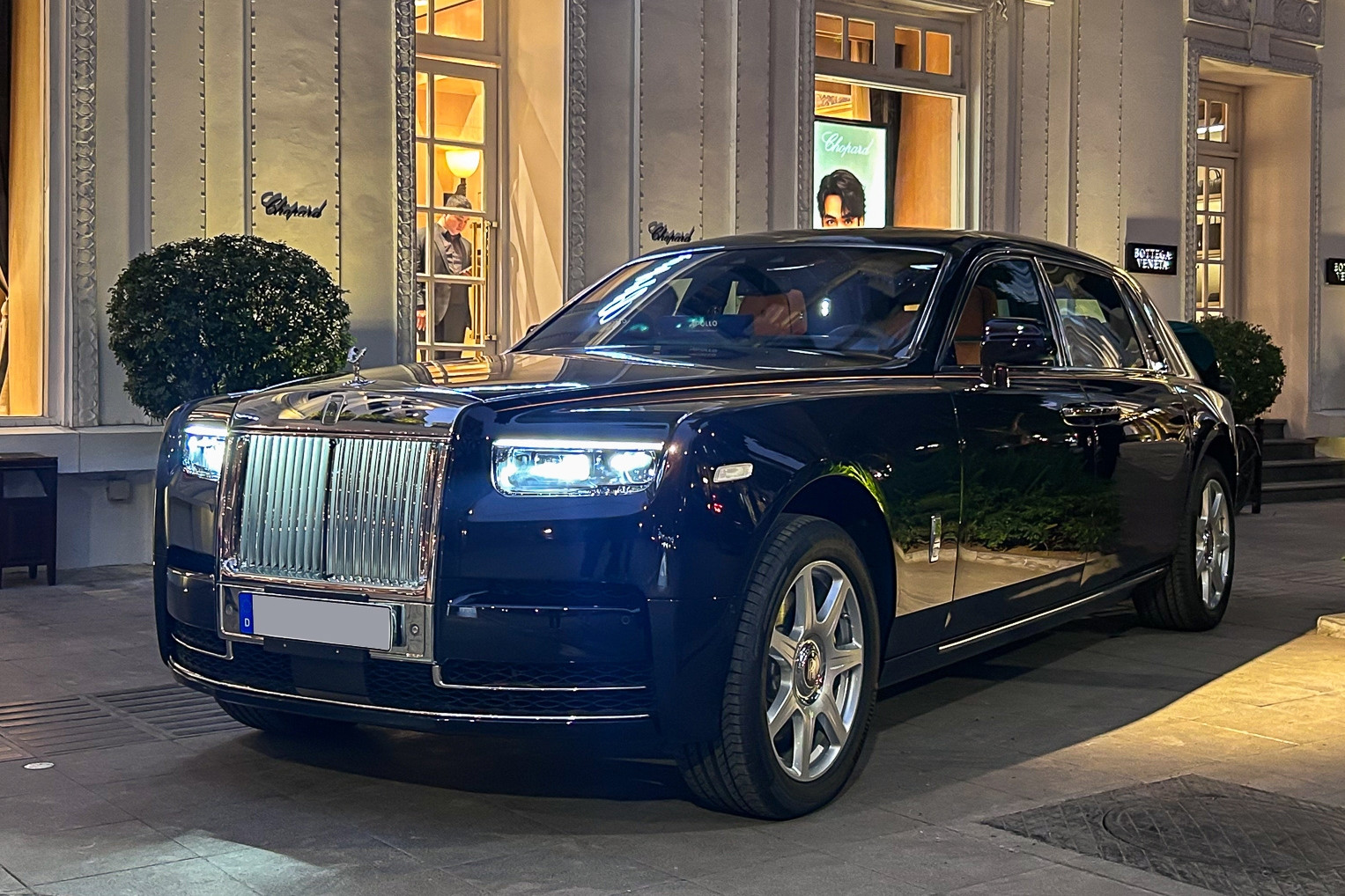 Thêm siêu sedan Rolls-Royce Phantom VIII về Việt Nam, giá trên 60 tỷ đồng