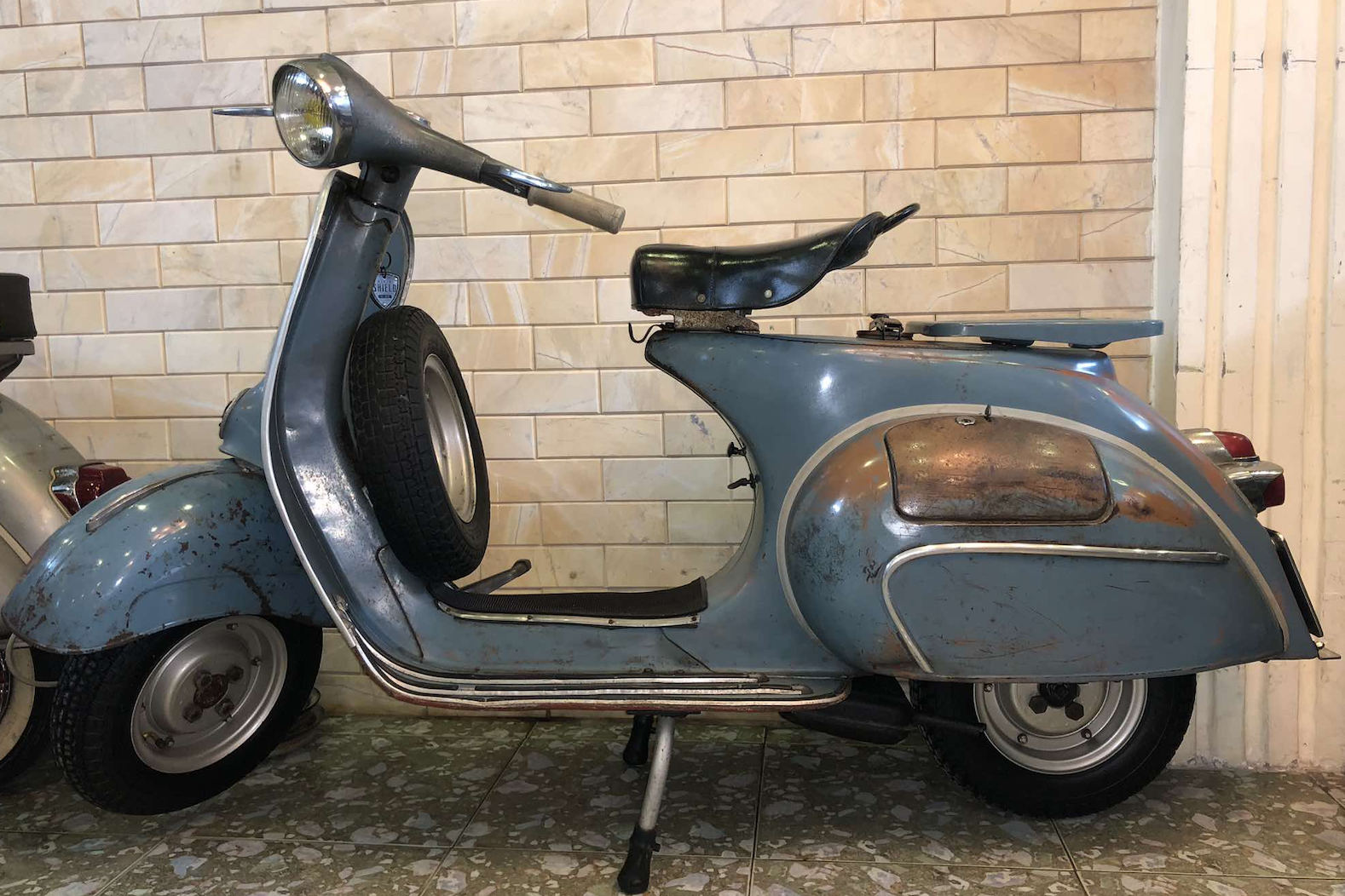 Xe ga Vespa Standard 1962 rỉ sét vẫn có giá đắt hơn 380 triệu đồng