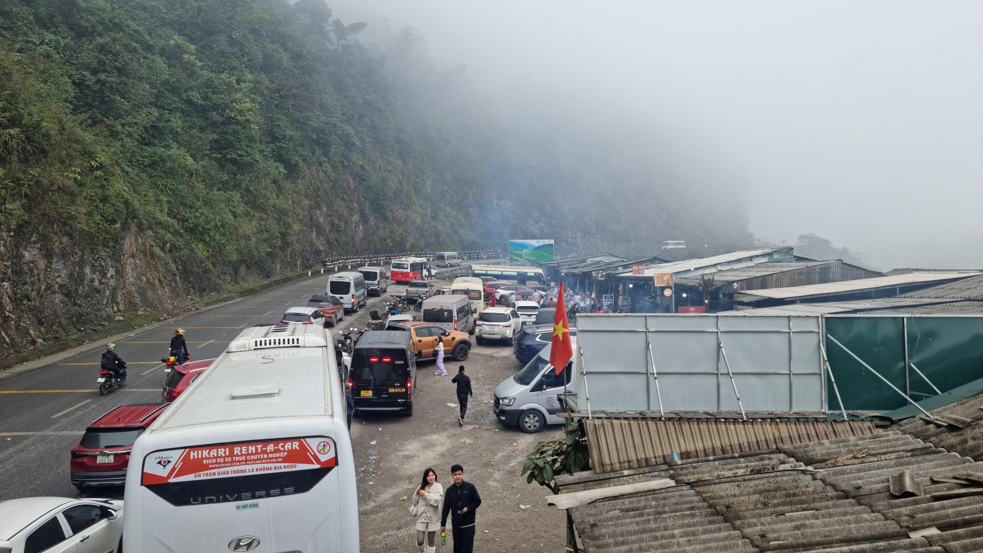 Du khách đổ xô đến ngắm hoa mận, Mộc Châu có doanh thu 1.200 tỷ đồng 100006jjiii2011.jpg