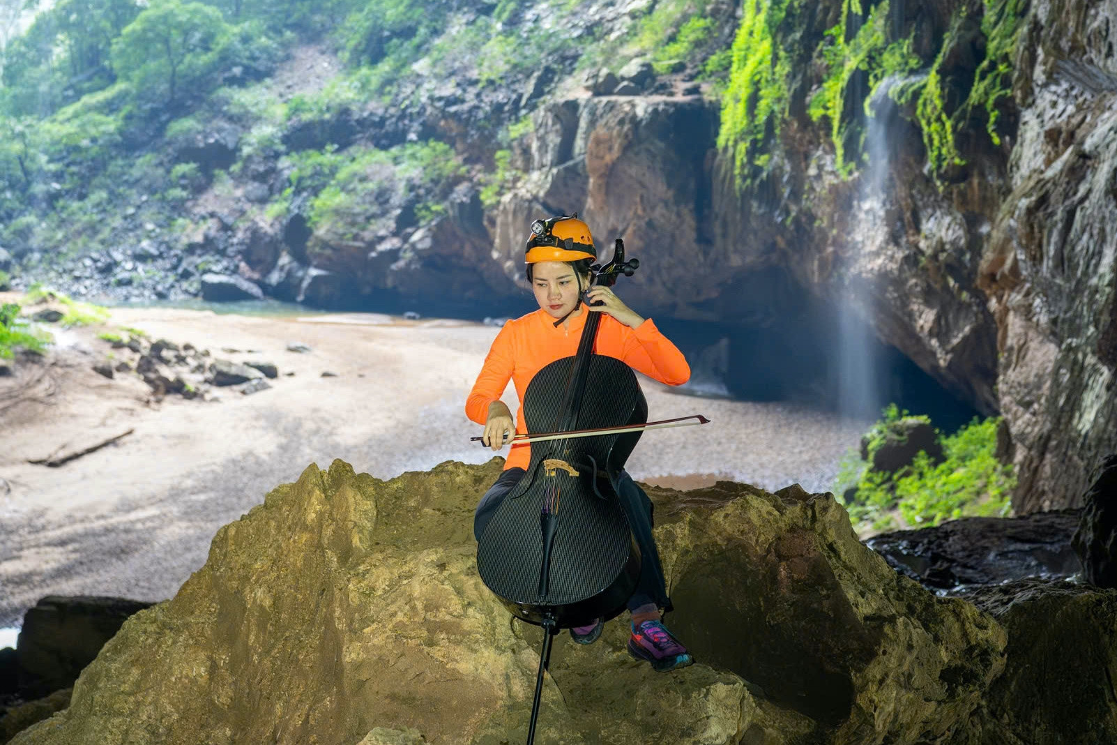 Nhạc trưởng Lê Phi Phi xúc động khi Hà Miên chơi cello &amp;apos;Quảng Bình quê ta ơi&amp;apos; ở hang Sơn Đoòng