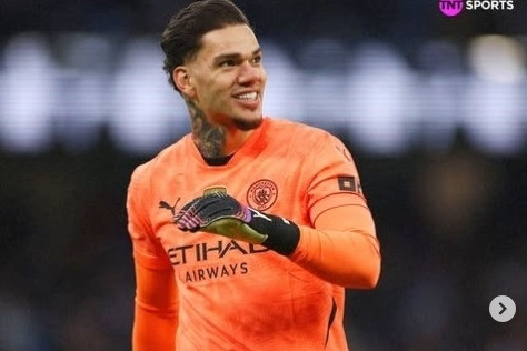 Thủ thành Ederson lập kỷ lục mới ở Ngoại hạng Anh