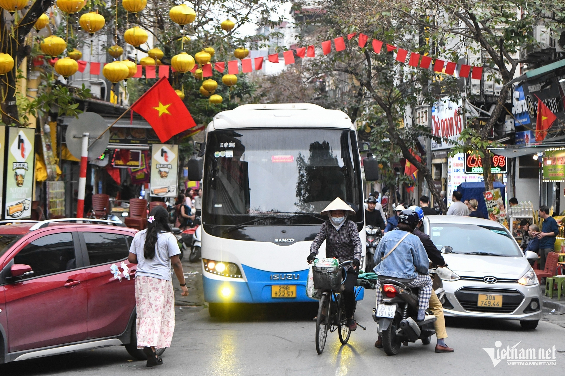 Bản tin sáng 17/2: Ô tô trên 16 chỗ nườm nượp khắp phố cổ Hà Nội