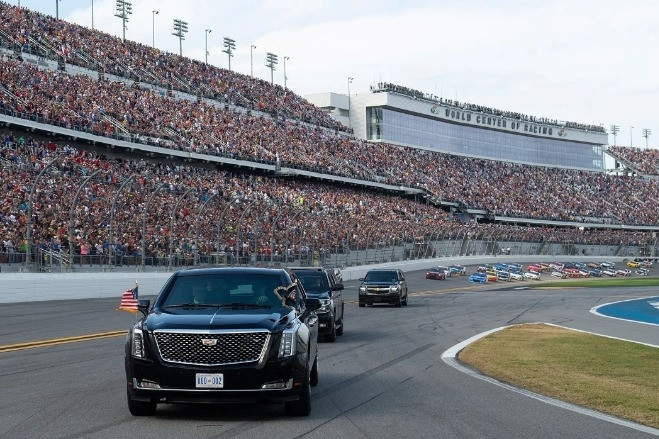 Khoảnh khắc Tổng thống Trump dùng siêu xe 'Quái thú' dạo quanh trường đua