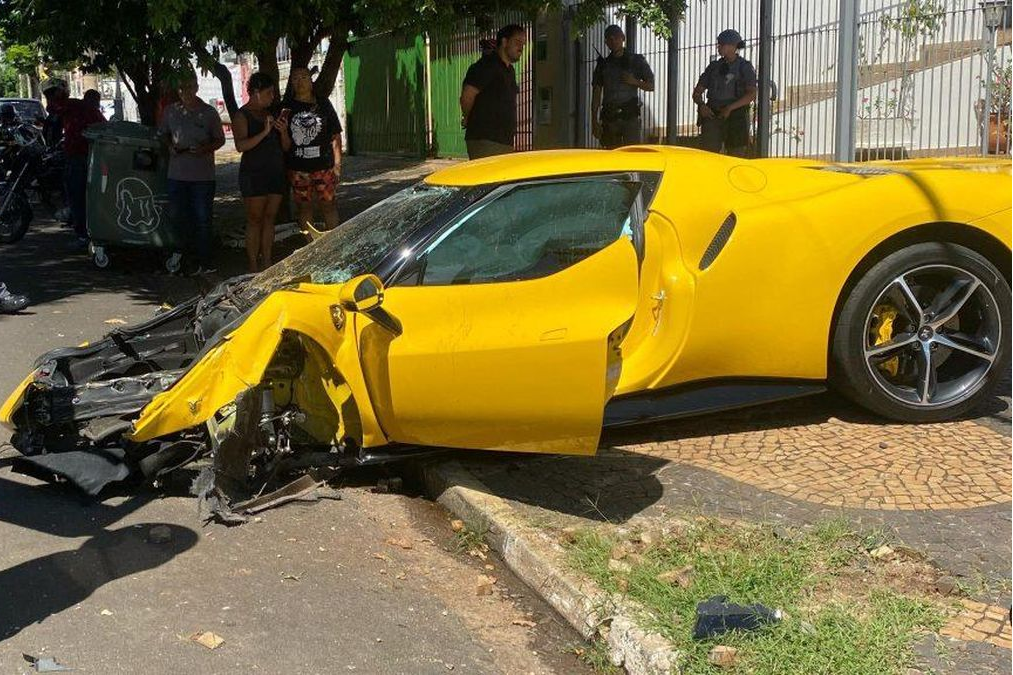 Nhân viên showroom lái siêu xe Ferrari 296 GTB đi thay nhớt gây tai nạn nặng