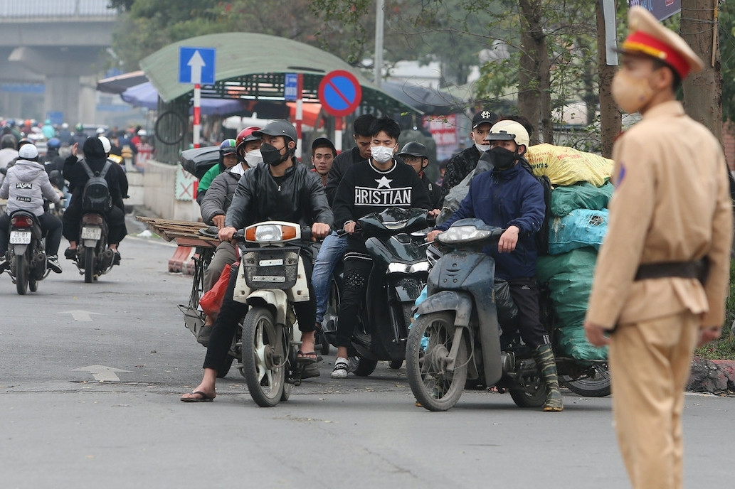 Thay vì nâng mức phạt gấp đôi, Hà Nội nên phát triển giao thông công cộng