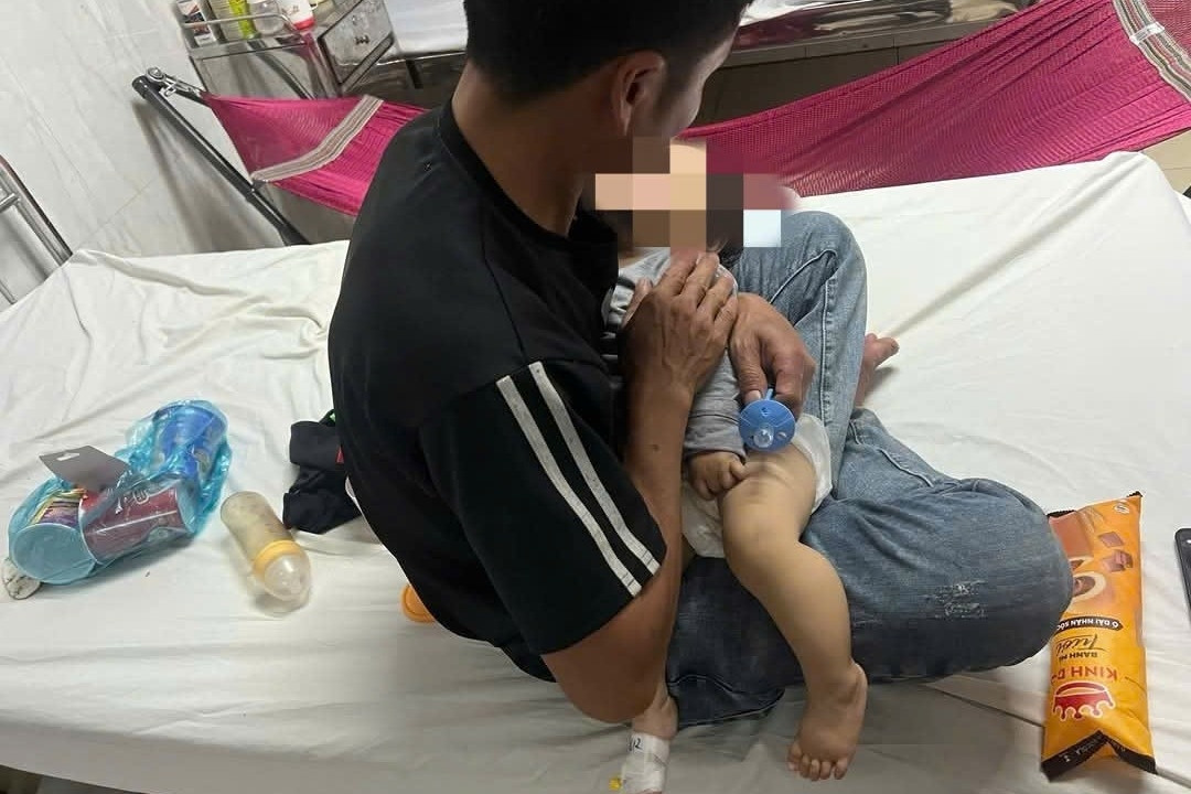 Xác minh vụ bé 9 tháng tuổi bầm tím 2 má ở điểm trông trẻ, phải nhập viện