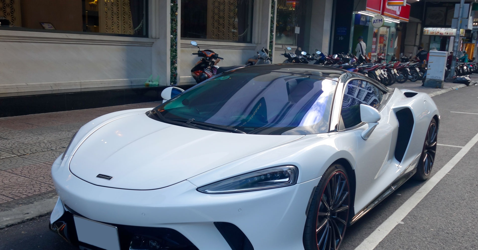 Cận cảnh siêu xe thể thao McLaren GT hàng hiếm tại Việt Nam