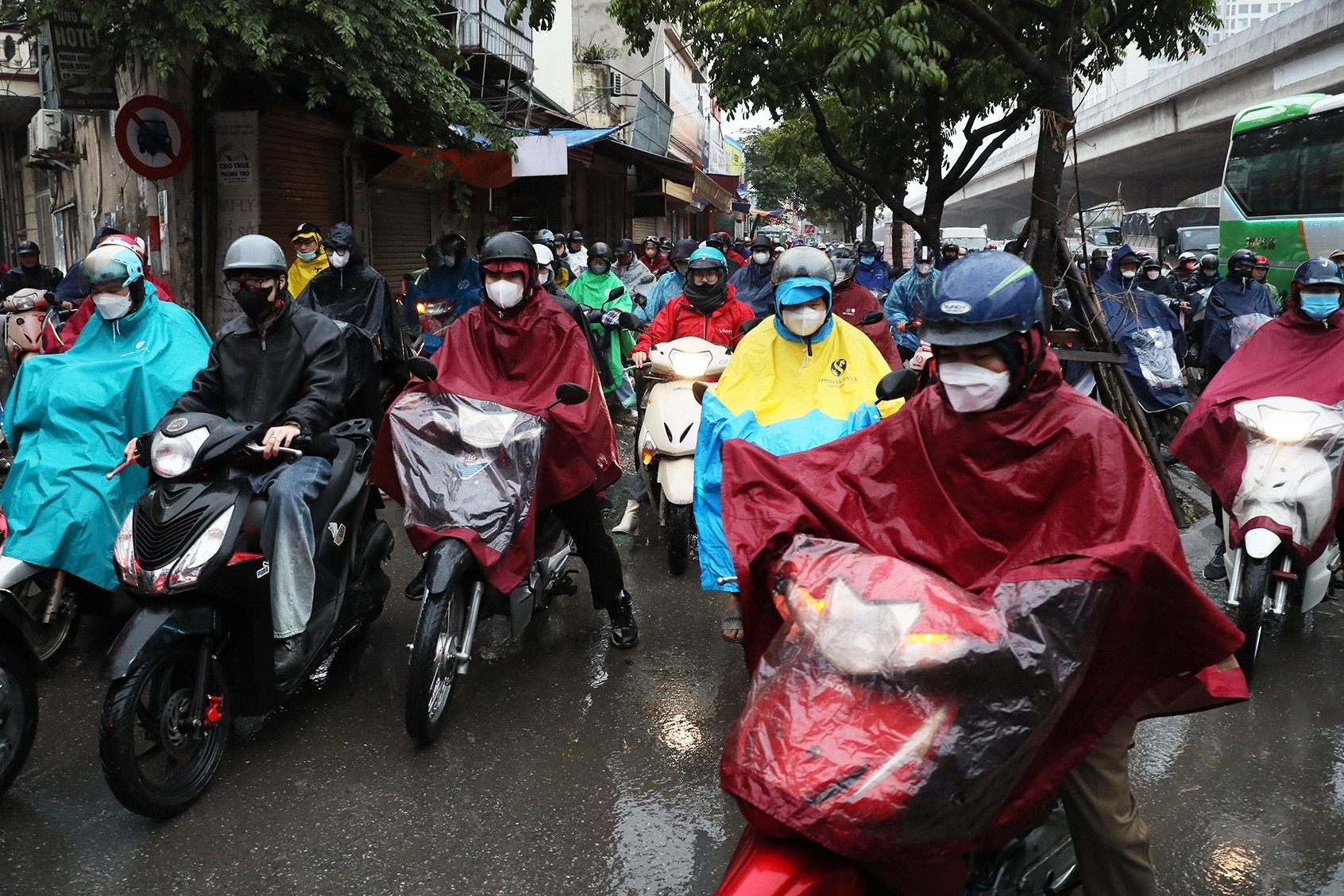 Hà Nội mưa mù giăng kín lối, xe máy tràn vỉa hè cố thoát ùn tắc