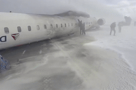 Hành khách kể cảnh bị &amp;apos;treo ngược&amp;apos; trong máy bay phơi bụng trên đường băng