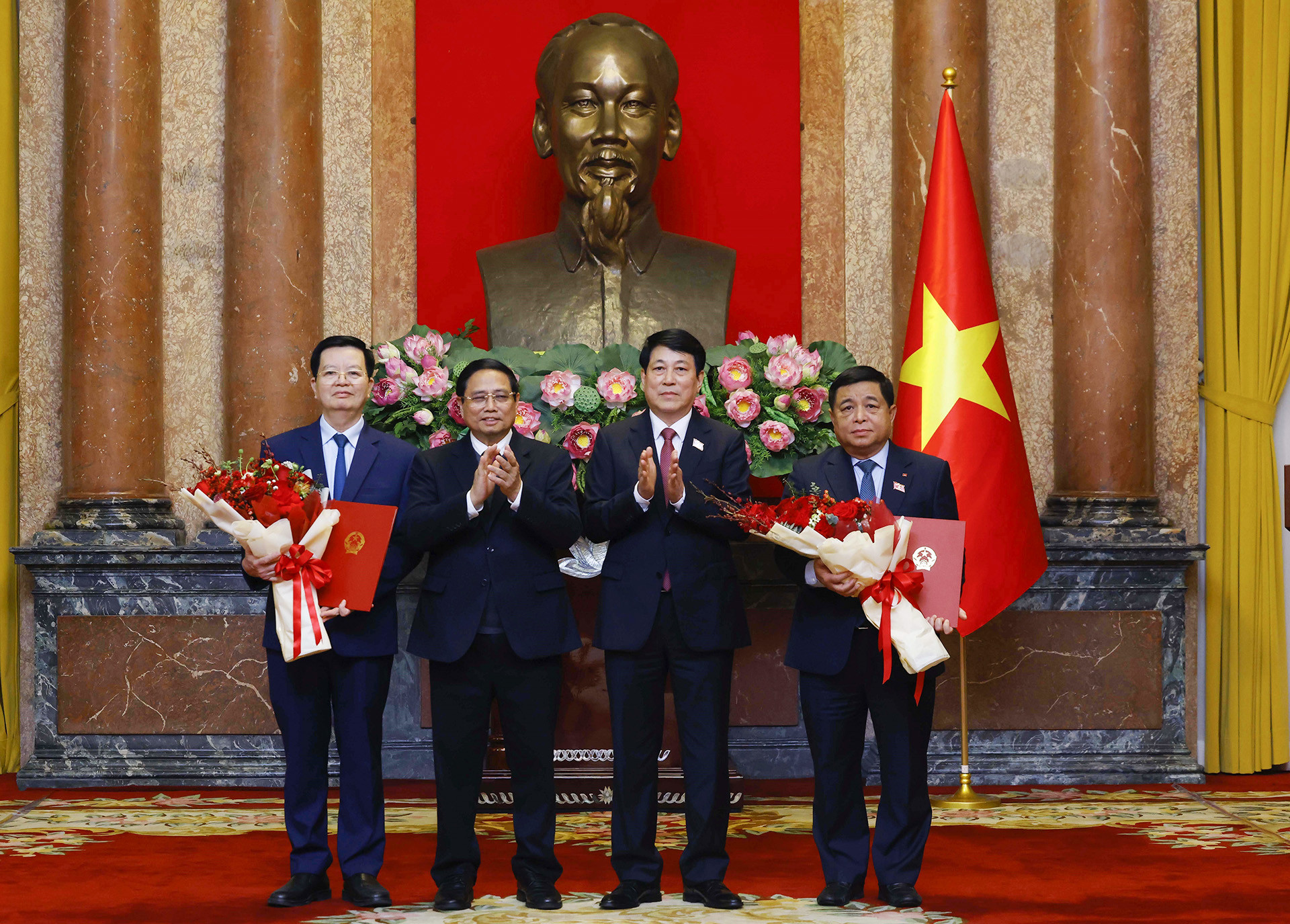 vna_potal_chu_tich_nuoc_luong_cuong_trao_quyet_dinh_bo_nhiem_hai_pho_thu_tuong_va_cac_bo_truong_7862390.jpg